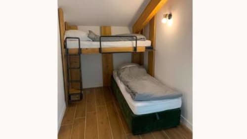 Coin nuit de l'appartement à Vars-les-Claux, aménagé avec des lits superposés, offrant un espace pratique et cosy, idéal pour les enfants ou les groupes, dans un cadre montagnard confortable