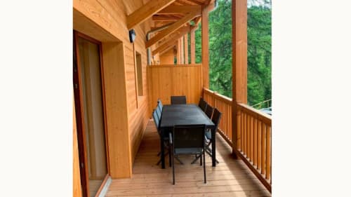 Salle de bain de l'appartement à Vars-les-Claux, équipée d'une baignoire confortable, parfaite pour se détendre après une journée sur les pistes, avec un agencement moderne et apaisant