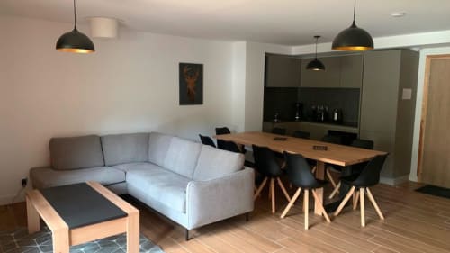 Grand salon et cuisine de l'appartement à Vars-les-Claux, spacieux et conçus pour accueillir confortablement 8 à 10 personnes, offrant un espace convivial pour se détendre, partager des repas et profiter en groupe après une journée de ski.