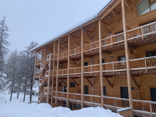 Vue extérieure de la résidence à Vars-les-Claux, entourée de neige, offrant un cadre alpin idyllique en hiver, parfait pour profiter des sports de neige et du paysage montagneux