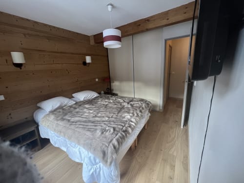 "Chambre double de l'appartement Albane B317 à Vars-les-Claux, vue de l'autre côté, montrant un espace confortable avec une décoration élégante et des rangements pratiques