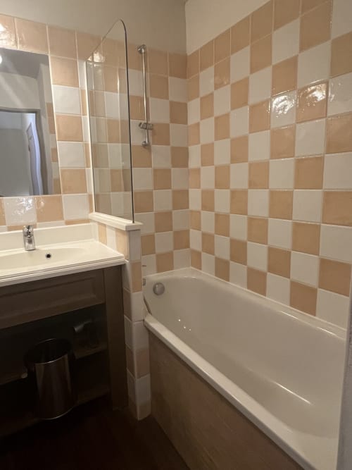 Salle de bain de l'appartement Albane B317 à Vars-les-Claux, équipée d'une baignoire spacieuse, offrant un espace relaxant pour se détendre après une journée sur les pistes.