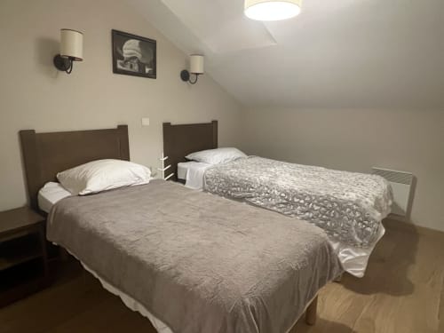 Chambre de l'appartement Albane B317 à Vars-les-Claux, équipée de deux lits simples, offrant un espace confortable et pratique pour les enfants ou les amis dans un cadre montagnard chaleureux
