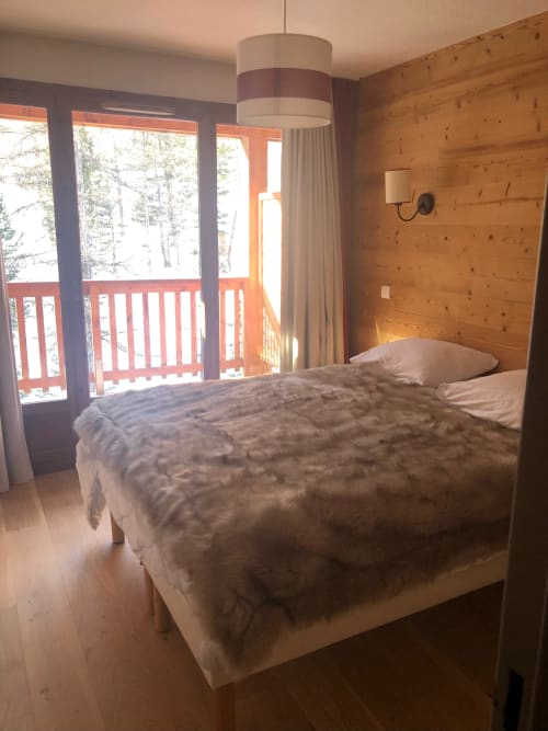 Chambre double de l'appartement Albane B317 à Vars-les-Claux, aménagée avec un lit confortable et une décoration chaleureuse, idéale pour un séjour reposant en montagne.