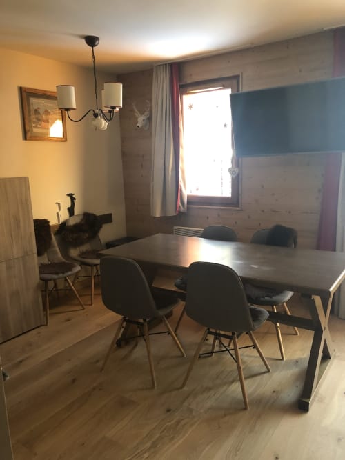 "Salon de l'appartement Albane B317 à Vars-les-Claux, avec un style rustique et montagnard, offrant une atmosphère chaleureuse et conviviale, idéale pour se détendre après une journée de ski.