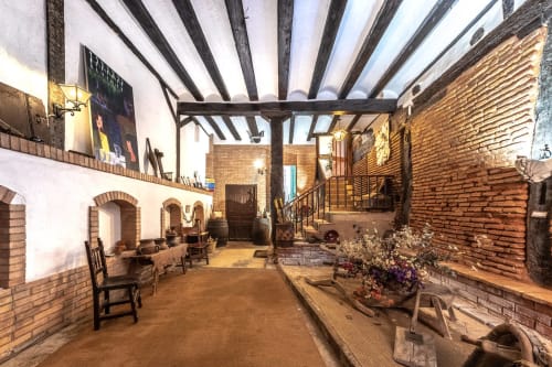 Cour de Casa Peregrinando à Navarrete avec poutres apparentes, murs de brique et architecture coloniale espagnole traditionnelle