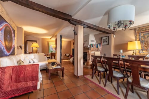 Suite spacieuse et ouverte à Casa Peregrinando B&B à Navarrete avec salon, salle à manger et chambre