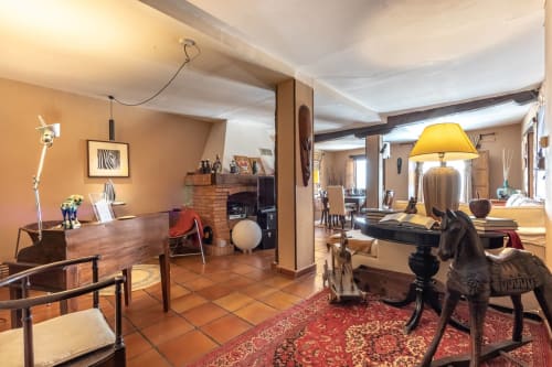 Casa Peregrinando BnB à Navarrete offre des espaces communs chaleureux avec carrelage en terre cuite, mobilier en bois, cheminée et teintes jaunes