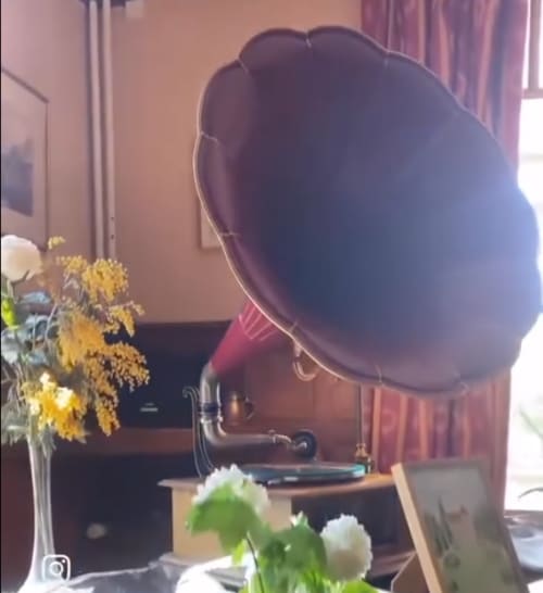 Gramophone à pavillon Pathé de 1918 Domaine des Thomins Maison d'hôte Cisai Saint-Aubin Hôtel Gacé