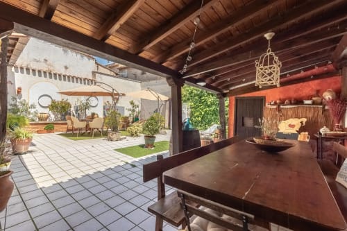 Patio couvert de Casa Peregrinando avec table à manger donnant sur le jardin en terrasse de Navarrete