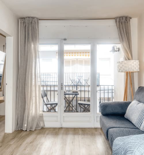 Chambre moderne avec portes-fenêtres donnant sur balcon à Finques Garcia Enrich, Palafrugell