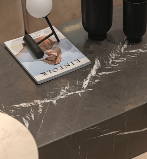 Espace de réception hôtelier moderne avec surface en marbre, lampe de bureau et matériel de Finques Garcia Enrich à Palafrugell