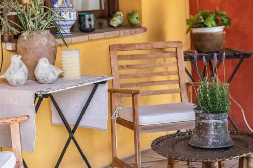 Coin salon coloré à la pension Casa Peregrinando à Navarrete avec plantes en pot et mobilier en bois.