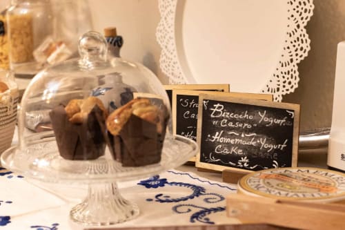 Présentation de desserts maison à la Casa Peregrinando B&B, Navarrete, avec des chocolats sous cloche