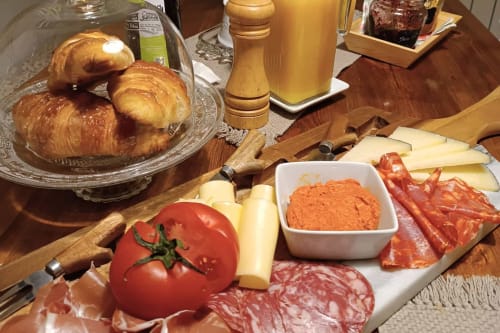 Petit-déjeuner de Casa Peregrinando avec croissants, charcuterie, fromage, tomate et tartinades à Navarrete
