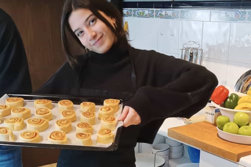 Femme tenant des pains à la cannelle fraîchement cuits au petit-déjeuner de Casa Peregrinando à Navarrete, Espagne