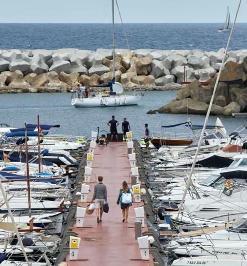 Marina de Palafrugell amb velers, prop de l'hotel Finques Garcia Enrich