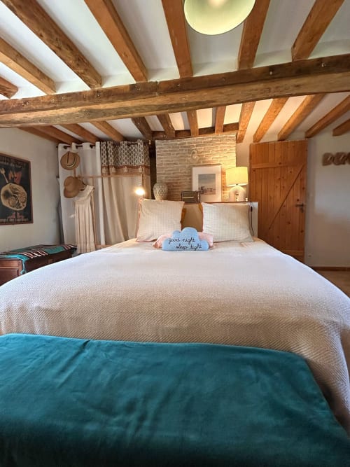 Chambre chaleureuse du Domaine de Blanvatel avec poutres apparentes, literie blanche et décor rustique à Saint Pierre en Auge
