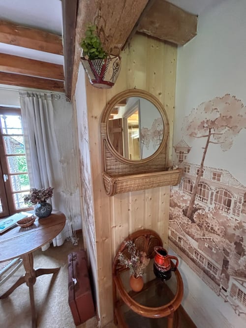 Miroir et lavabo rustiques en bois à Domaine de Blanvatel, gîte à Saint Pierre en Auge, France