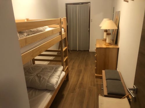 Coin nuit de l'appartement 202 dans la résidence VARSEA à Vars-les-Claux, équipé de lits superposés, offrant un espace fonctionnel et cosy, idéal pour les enfants ou les groupes, dans un cadre montagnard chaleureux.