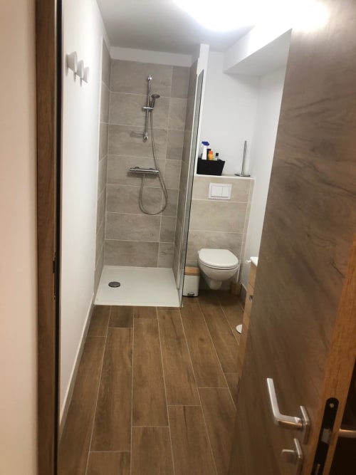 Salle de bain de l'appartement 202 dans la résidence VARSEA à Vars-les-Claux, équipée d'une douche moderne, offrant un espace fonctionnel et pratique pour se rafraîchir après une journée sur les pistes