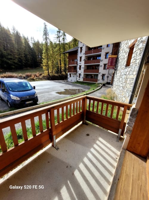 Vue depuis le balcon de l'appartement B06 dans la résidence l'Albane à Vars-les-Claux, offrant un panorama magnifique sur les montagnes enneigées, parfait pour se détendre et profiter du cadre alpin