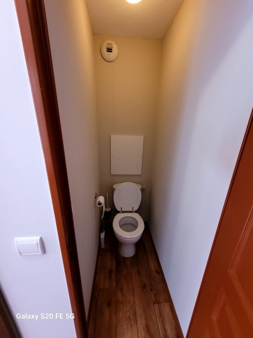 Toilettes de l'appartement B06 dans la résidence l'Albane à Vars-les-Claux, offrant un espace fonctionnel et pratique, séparé de la salle de bain pour plus de confort