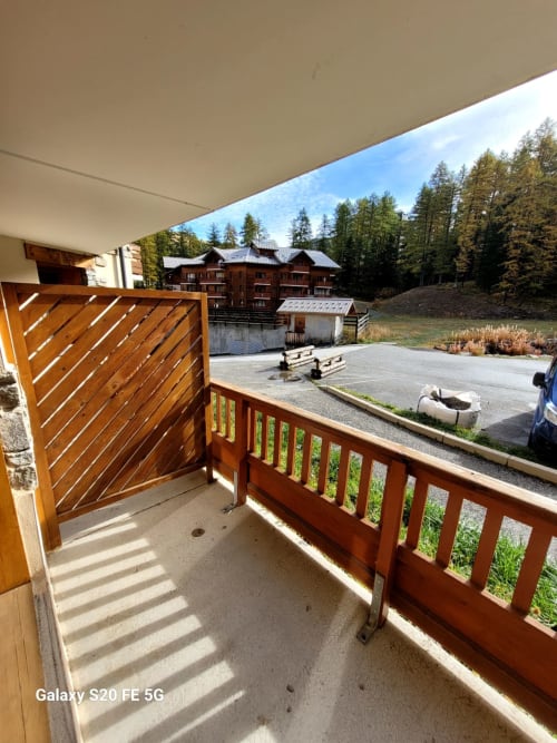 Balcon de l'appartement B06 dans la résidence l'Albane à Vars-les-Claux, offrant un espace extérieur agréable pour profiter de l'air frais de la montagne et admirer les vues sur les paysages enneigés