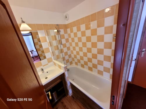 Salle de bain de l'appartement B06 dans la résidence l'Albane à Vars-les-Claux, équipée d'une baignoire spacieuse, offrant un espace relaxant pour se détendre après une journée de ski.