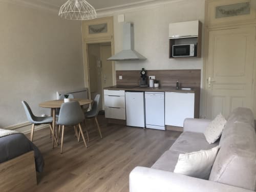 Appartement moderne à la Conciergerie Des Climats à Beaune avec cuisine, salle à manger et salon