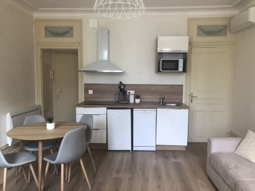 Kitchenette moderne avec coin repas au studio de la Conciergerie Des Climats, Beaune