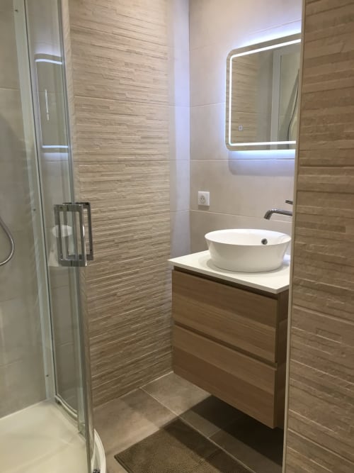 Salle de bain moderne à la Conciergerie Des Climats à Beaune avec vasque ronde, meuble en bois, miroir rétroéclairé et douche italienne