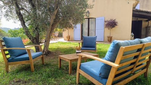Die private Gartensitzgruppe des Zimmers Monaco lädt unter den schattigen Olivenbäumen des Loup Castel zur Entspannung ein