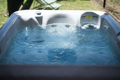 Bain à remous avec eau bouillonnante à l'hôtel La Romance à Bagard, France