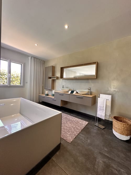 Intérieur contemporain et décoration chaleureuse, location Jahani Corse du Sud