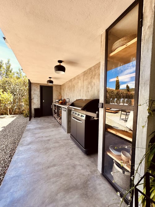 Cuisine extérieure équipée et coin repas, villa Jahani Porto-Vecchio