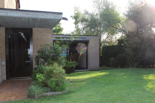 Moderna estensione in mattone con giardino curato e vista piscina presso Casa_B ad Erba
