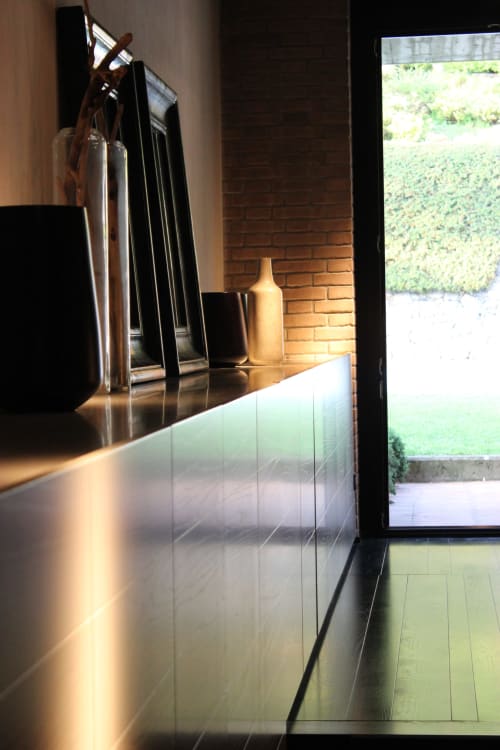 Moderno bancone cucina nell'appartamento Casa_B a Erba con vista sulla piscina e accesso al giardino