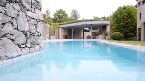 Casa_B lussuoso appartamento con vista piscina a Erba, padiglione moderno, muro in pietra e paesaggio verde