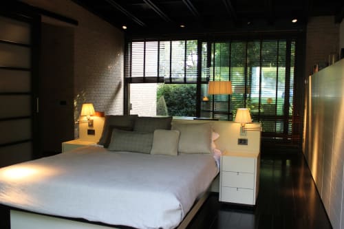 Camera da letto moderna di Casa_B Erba con vista sulla piscina, arredata con mobili contemporanei e finestre a tutta altezza