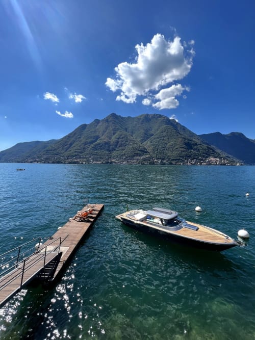 Vista sul Lago di Como dall'appartamento Casa_B a Erba con barche ormeggiate e panorama di montagne verdi