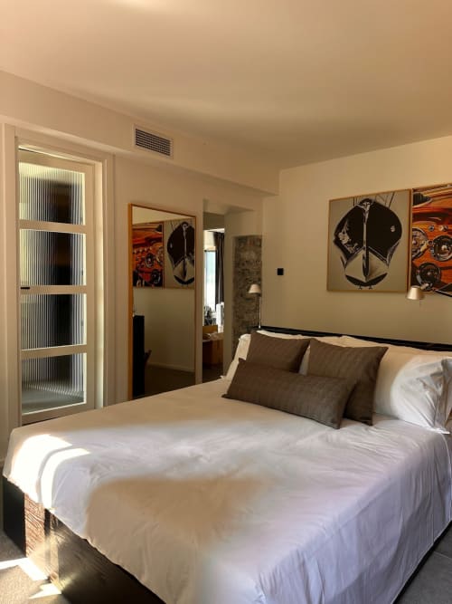 Camera da letto moderna all'appartamento Casa_B a Erba con letto queen, cuscini marrone e opere d'arte contemporanea su pareti color crema