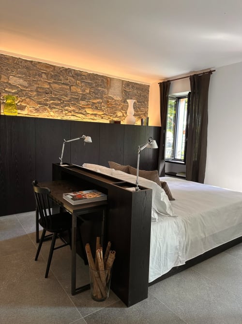 Camera da letto moderna a Casa_B a Erba con scrivania integrata, parete in pietra e vista sul lago