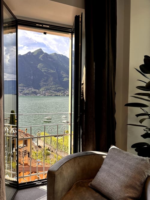 Appartamento moderno a Casa_B a Erba con balcone vista lago, montagne e poltrona con pianta