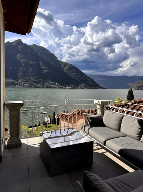 Terrazza dell'appartamento Casa_B con vista sul Lago di Como a Erba, montagne e cielo drammatico