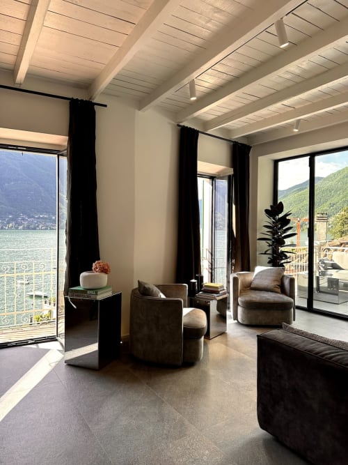 Moderno appartamento Casa_B a Erba con vista lago, arredamento contemporaneo e ampie finestre panoramiche sulla montagna