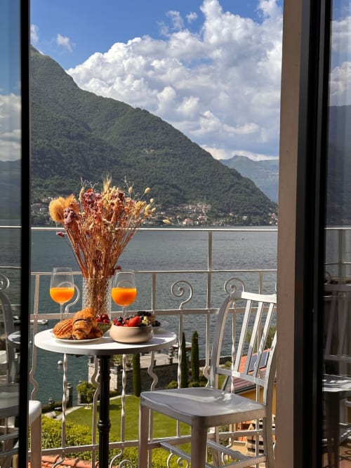Terrazza sul lago dell'hotel Casa_B a Erba con aperitivo, dolcetti e vista sulle montagne