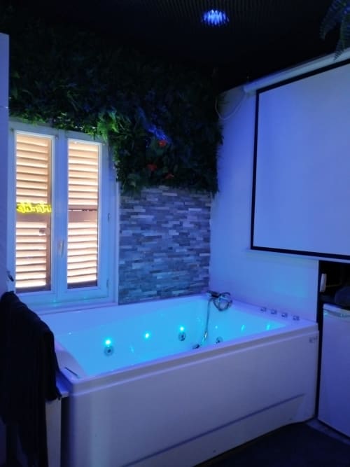 logement atypique Toulon , VAR, PACA avec jacuzy, sauna, pour week end amoureux et séjour insolite, crois de saint andré et fauteuil tantra