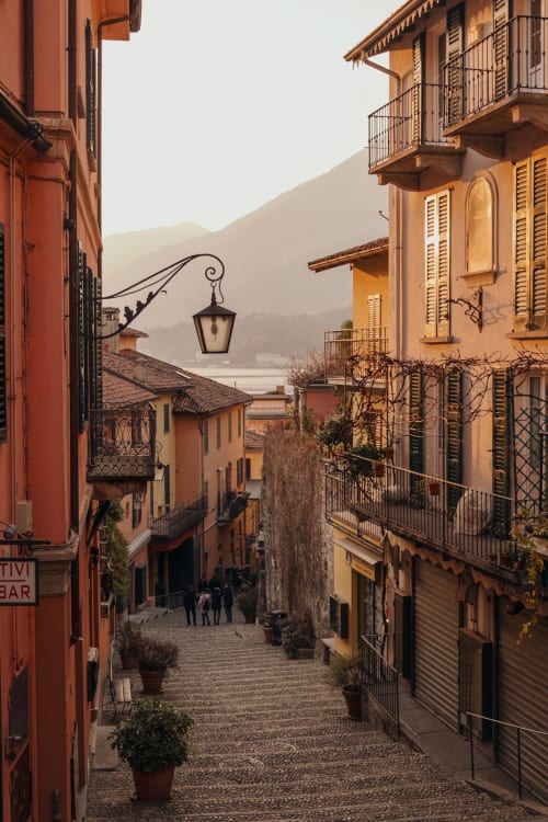 Suggestiva viuzza in ciottolato a Erba con edifici in cotto, lanterna in ferro battuto e vista lago a Casa_B