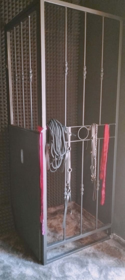logement atypique Toulon , VAR, PACA avec jacuzy, sauna, pour week end amoureux et séjour insolite, crois de saint andré et ambiance BDSM